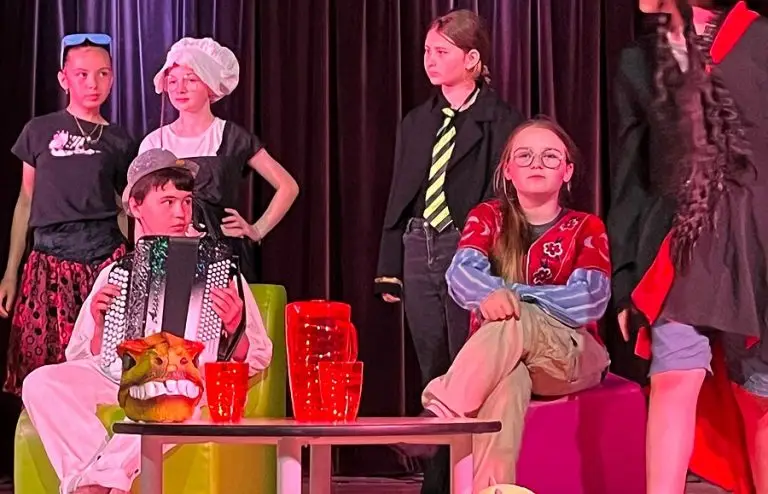 Lire la suite à propos de l’article Théâtre : les spectacles des 6e et 5e 💗