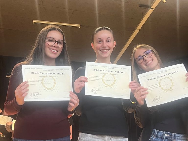 Lire la suite à propos de l’article Remise de diplômes 📜👏