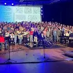 Lire la suite à propos de l’article Rassemblement des chorales : 300 élèves chantent ensemble 👏🎤🎶