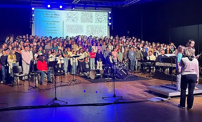 Lire la suite à propos de l’article Rassemblement des chorales : 300 élèves chantent ensemble 👏🎤🎶