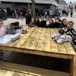 Lire la suite à propos de l’article Des tables sur la cour 💖👌