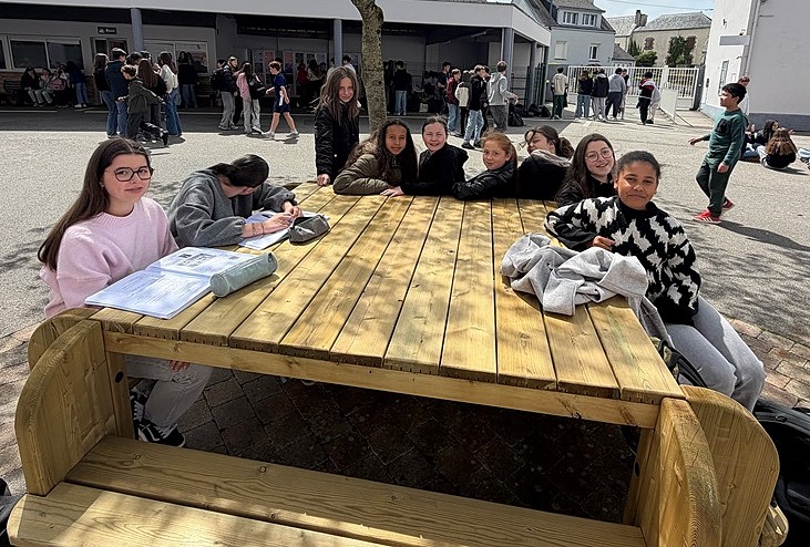 Lire la suite à propos de l’article Des tables sur la cour 💖👌