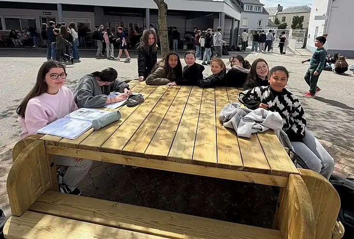 Lire la suite à propos de l’article Des tables sur la cour 💖👌