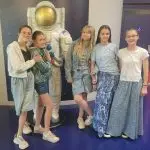 Lire la suite à propos de l’article La tête dans les étoiles : Les 6e à Pleumeur Bodou 🌟🌜