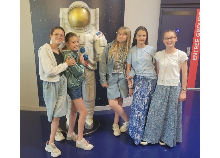 Lire la suite à propos de l’article La tête dans les étoiles : Les 6e à Pleumeur Bodou 🌟🌜