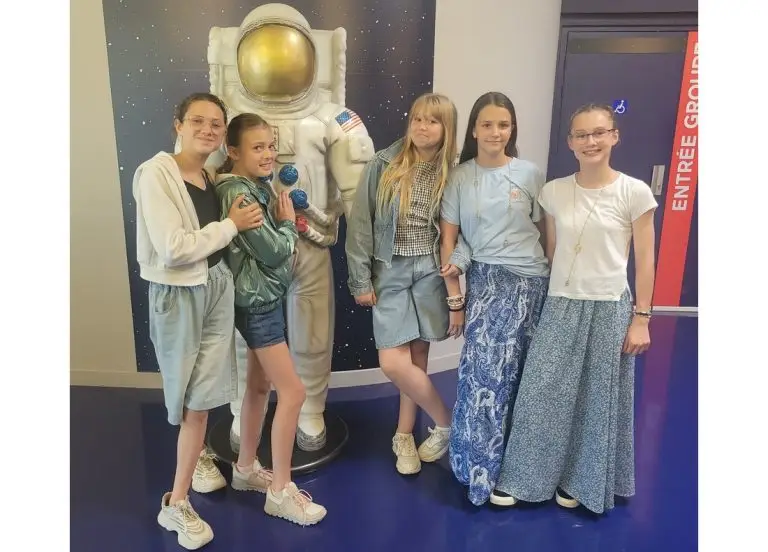 Lire la suite à propos de l’article La tête dans les étoiles : Les 6e à Pleumeur Bodou 🌟🌜